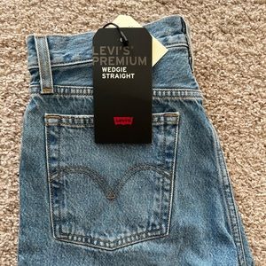 Levi’s Premium Wedgie Straight, Size 27, distressed, NWT
